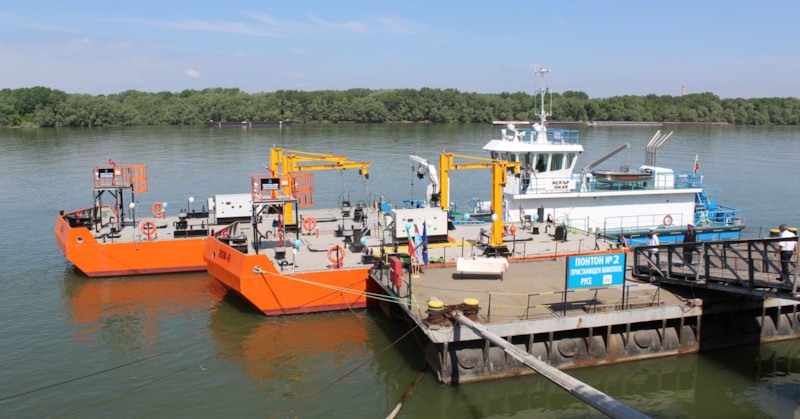 Днес бяха кръстени двете нови баржи, снабдени с оборудване за