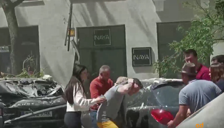 Спасителните екипи издирват хора под отломкитеНай-малко 17 души бяха ранени,