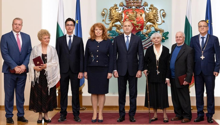 Президентът Румен Радев удостои с висши държавни отличия изтъкнатите дейци