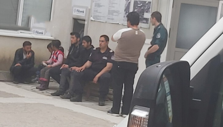 Група от 20 чужденци, преминали българо-турската граница нелегално, са задържани
