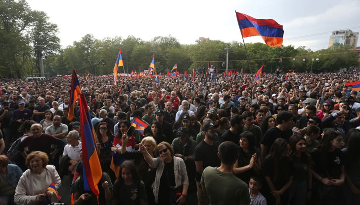Протестиращи блокираха главните булеварди и улици в арменската столица ЕреванНад
