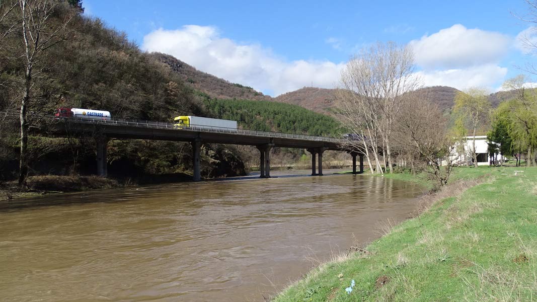 При ремонта на дигата на река Места са нанесени загуби