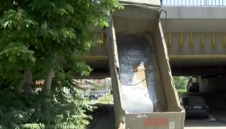 Шофьорът е откаран в болницаКуриозен инцидент в Пловдив. Тежкотоварен камион