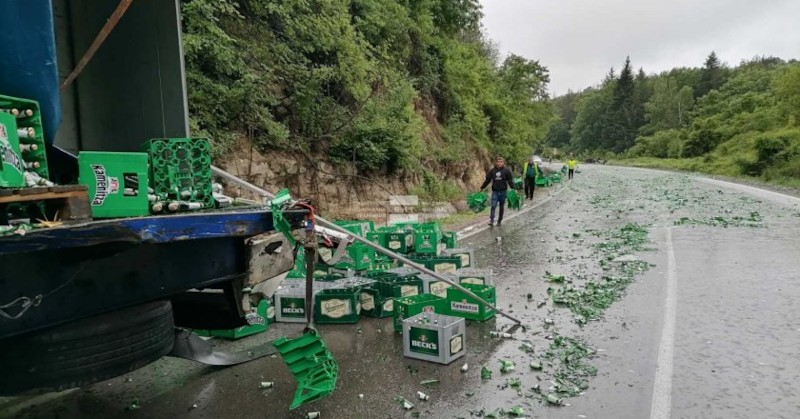 Тежък пътен инцидент между два тира затвори пътя Русе -