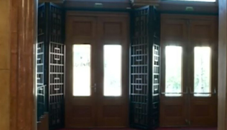 Загражденията са стрували 34 000 леваВтори ден на скандали в