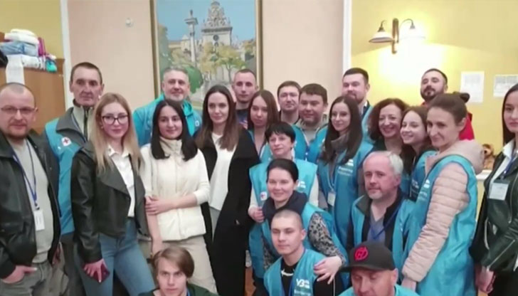 Актрисата е в Украйна като пратеник на ООНАнджелина Джоли се