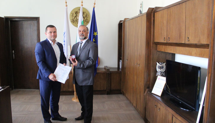 Днес кметът Пенчо Милков връчи златна значка на маестро Димчо