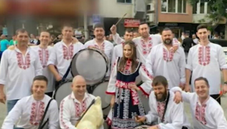 Абитуриентката се превърна в истински хит в социалната мрежаТя се