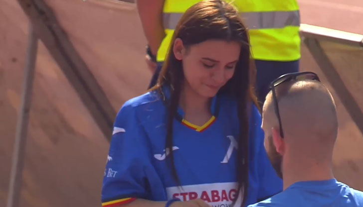 Мъжът падна на колене пред препълнения Национален стадион &bdquo;Васил Левски&rdquo;,