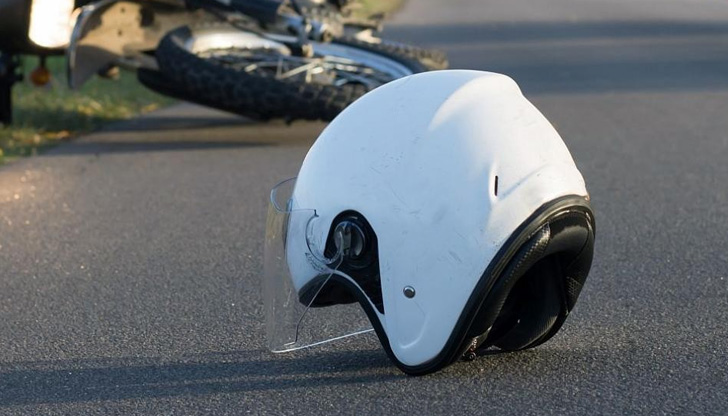 Млад мотоциклетист загина на място при тежък пътен инцидент в