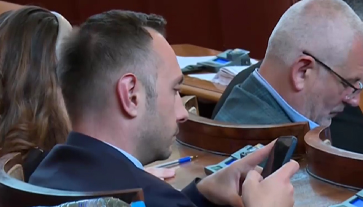 Те спориха трябва ли да има обжалване на проекти на