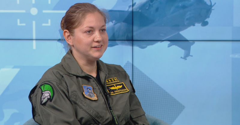 Тя е пилот на самолет "Спартан" в Авиобаза "Враждебна"Авиацията винаги