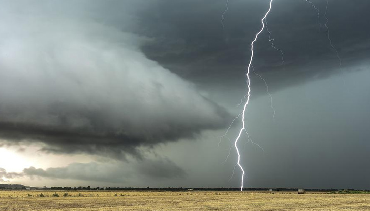През следващото денонощие през страната ще премине добре изразен студен