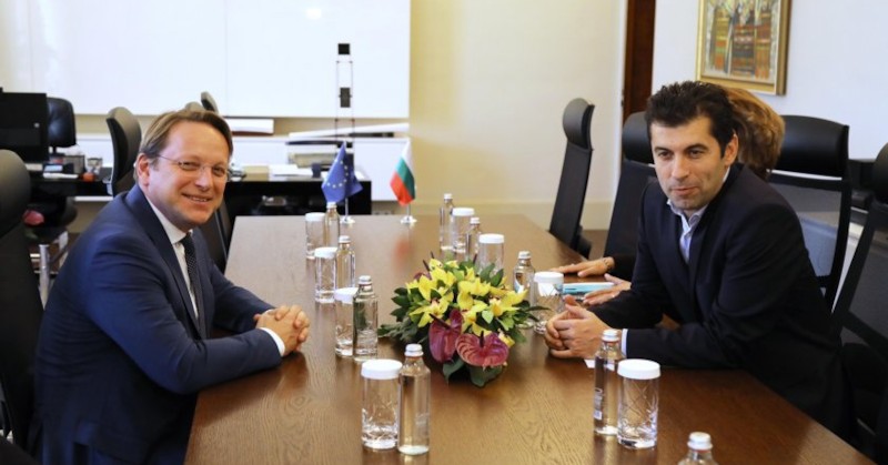 Министър-председателят Кирил Петков проведе работна среща с европейския комисар по