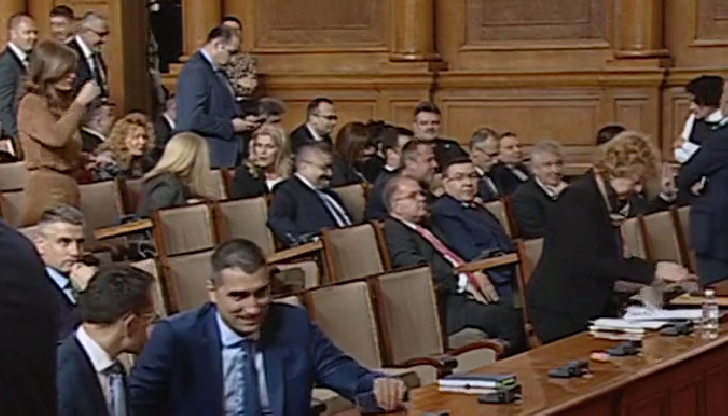 Народните представители се събраха на извънредно заседаниеТе трябва да вземат