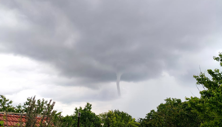 Към този момент (14:00 часа) над Източна и Южна България