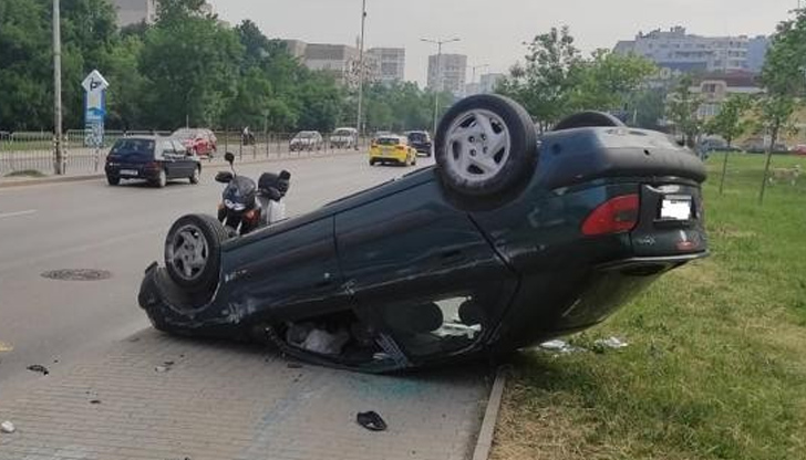 Единият автомобил е изхвърчал от пътя и се е преобърнал