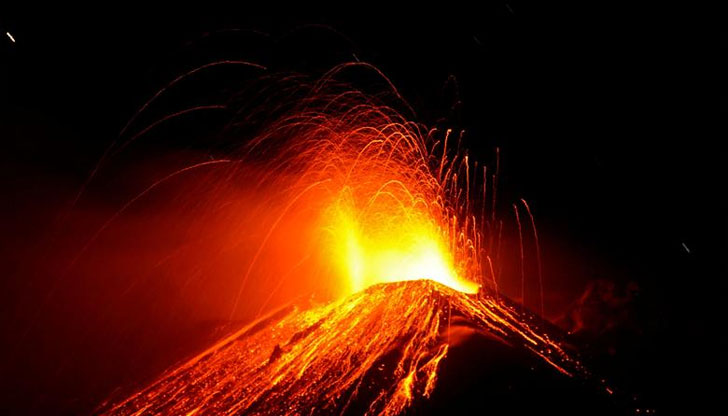 Изхвърли облак от пепел и фонтан от лаваЕтна отново се