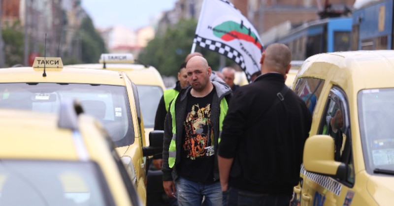 Таксиметрови шофьори се включиха в протеста в СофияТакситата са спрели