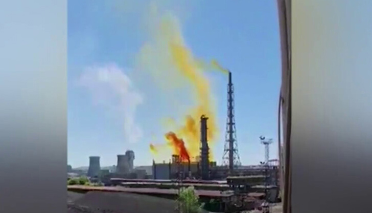 Според работещи наблизо преди това се чул силен звук, наподобяващ