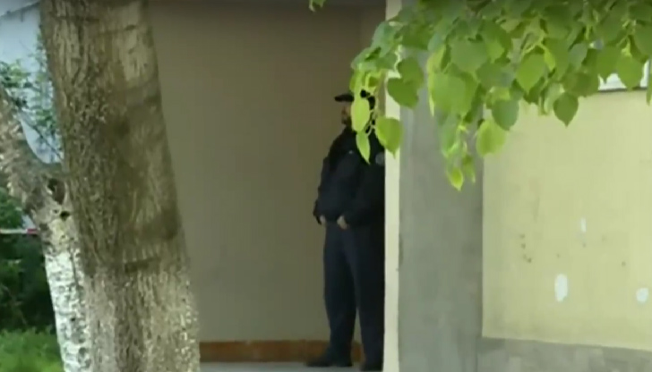 Той се заключи в апартамента си в неделяПродължават опитите да