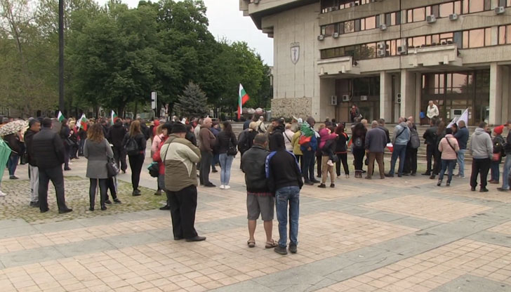 Стотина русенци се събраха на протест пред сградата на Общината,