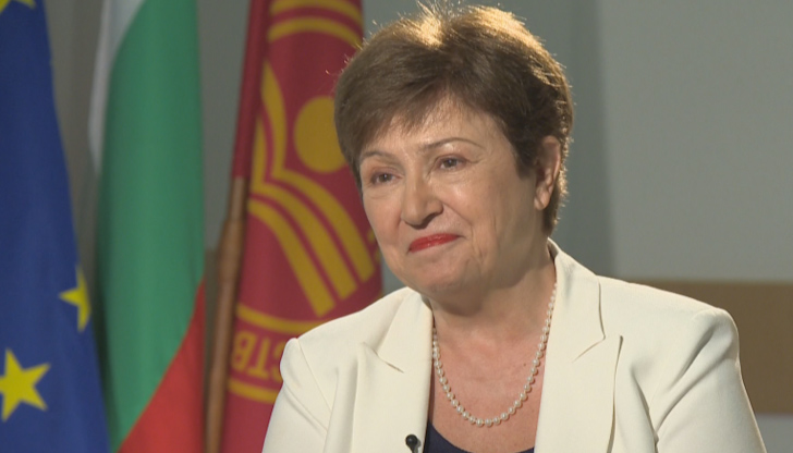 "Време е за много внимателно харчене"Това заяви за "Панорама" по