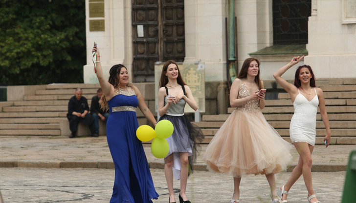 Днешният светъл празник е двоен за абитуриентите от випуск 2022-раГоляма