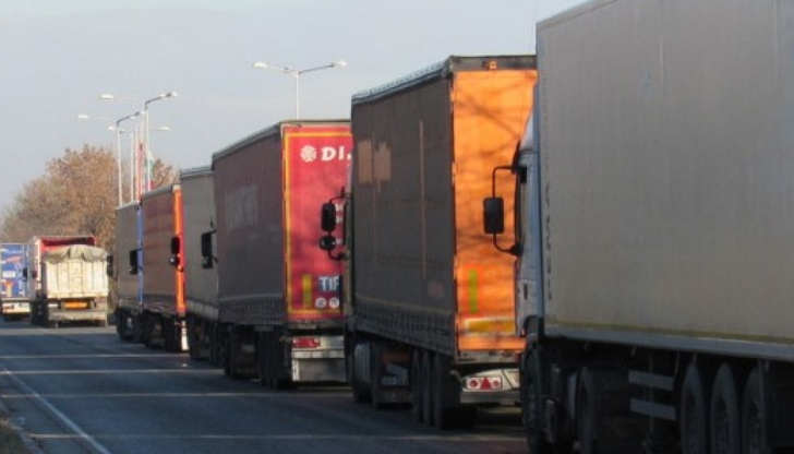 Товарните автомобили с тегло над 12 тона се спират поетапно