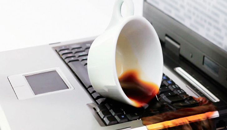 Заливането на лаптоп с вода или друга течност не е