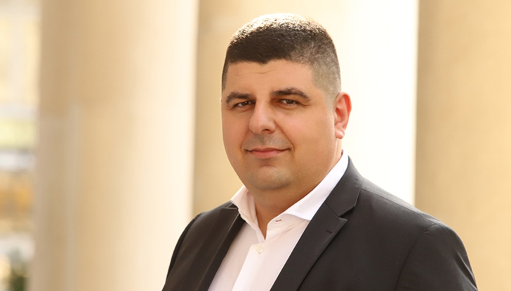 Когато властта пусне от хватката си медиите, те започват да