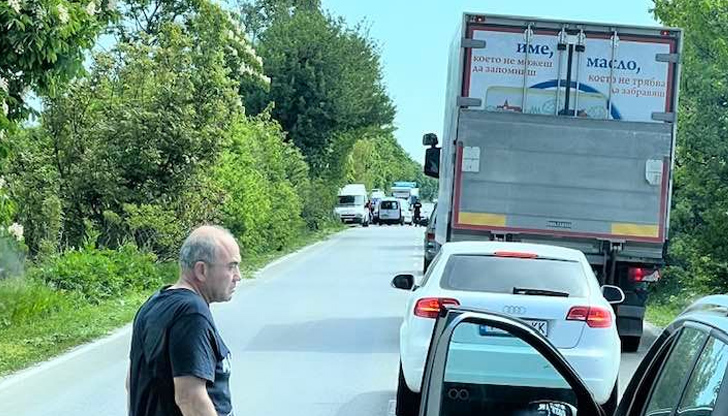 Катастрофа затруднява движението в двете посоки по пътя Русе -