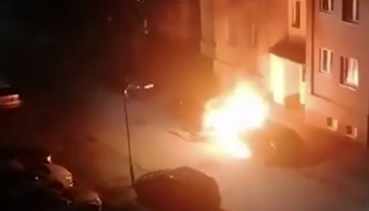 Автомобилът е бил запален час след полунощ, разказаха хората от