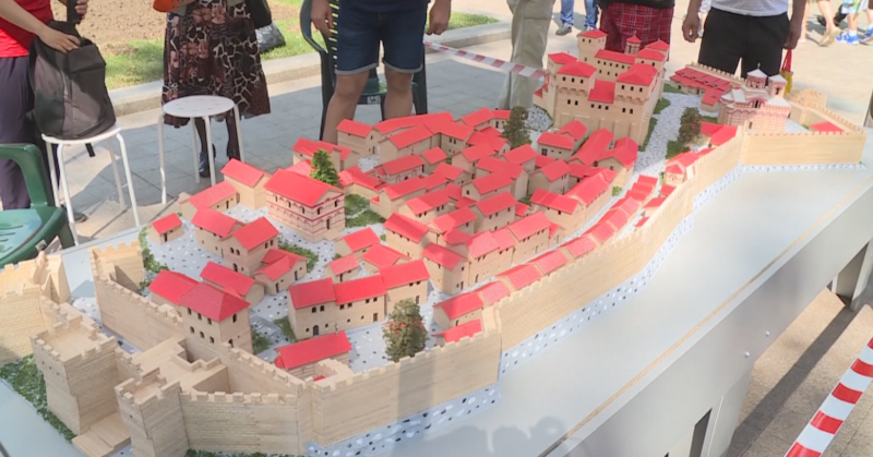 Уникален макет на средновековния град-крепост Червен беше изложен на централния