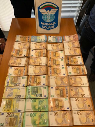 Парите са били укрити в кухините на две от гредите