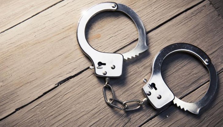 Значителна сума пари и скъпоценности са отнети при въоръжен грабеж