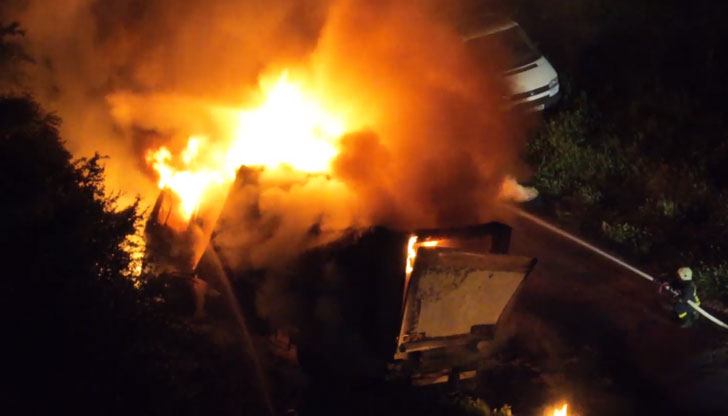 Гасенето на огъня е продължило с часовеКамион е горял тази