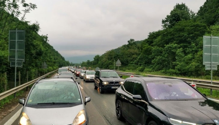 Километрична опашка от коли се е образувала на автомагистрала "Хемус""Тапата"