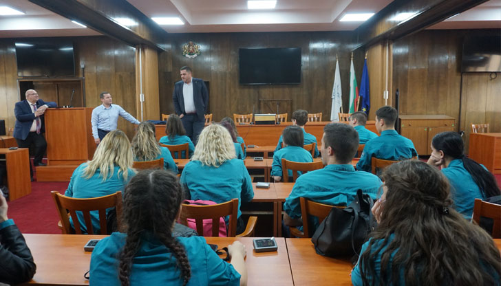 Днес учениците от Xа клас на СУ &bdquo;Христо Ботев&ldquo; в