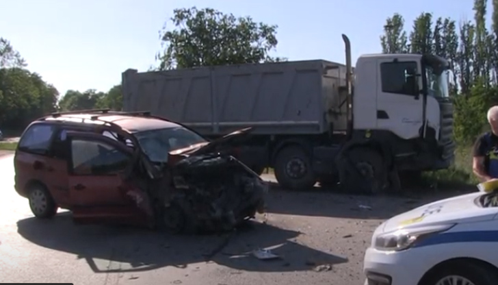 Жесток удар между камион и лек автомобил на Хиподрума завърши