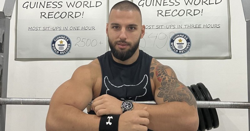 В рамките на 1 час той направи над 2600 коремни