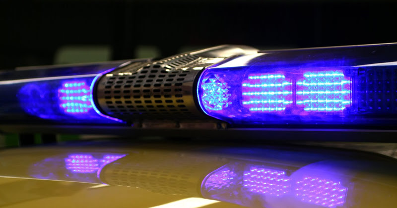 Снимките са правени с телефон през разделителните первази в мъжката