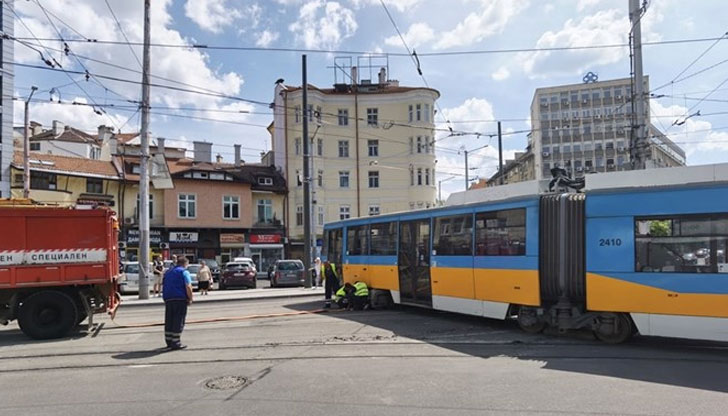 Трамвай, движещ се по линия номер 4 в София е