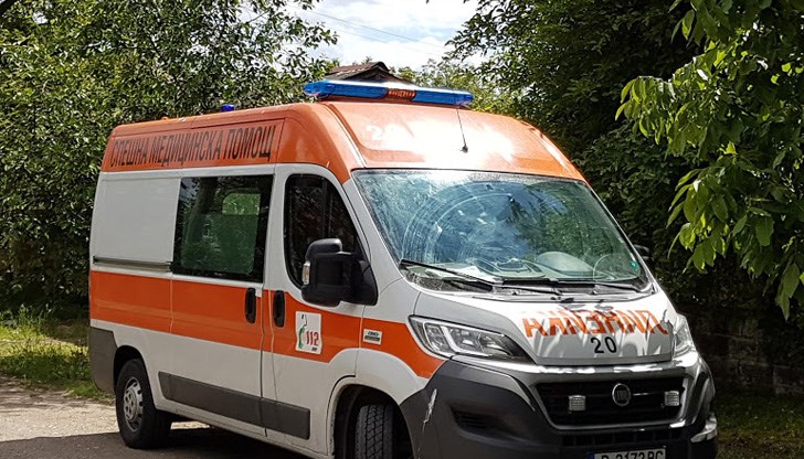 Съпрузи били наранени от свой съсед около 21 часа снощи