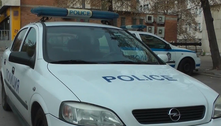 Младежът е направил вдлъбнатина в капака на полицейския автомобилСлучаят е