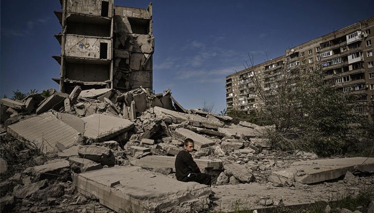 Разрушени са сгради, включително жилищни блокове и киноГубернаторът на Луганска