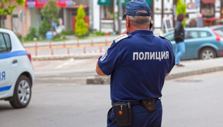 Служители на полицията в Бургас издирват затворник, който се е