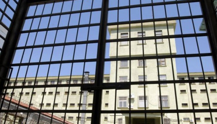 Продължава символичния им протестЕкипите на дежурните части в затворите, арестите