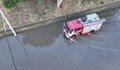 Пожарникари спасиха бедстващи майка и дете в кола пълна с вода