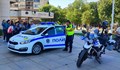 Деца разгледаха отблизо оборудването на полицейски автомобил и мотор в Русе